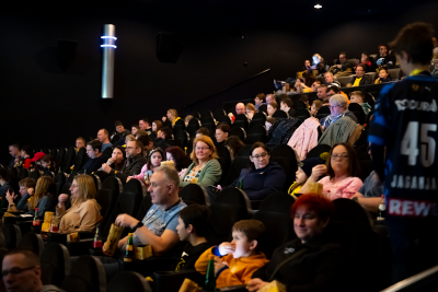 Löwenrudel entert Kinopolis. Kinotag für Mitglieder inklusive Begleitperson bringt rund 200 Kinder und Erwachsene zusammen. 