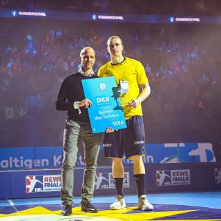 Juri Knorr erhält die Auszeichnung als Spieler des Turniers