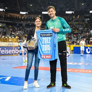 Jennifer Kettemann verabschiedet Niklas Landin aus der Bundesliga mit einem Löwentrikot 'Landin 2012-2015'