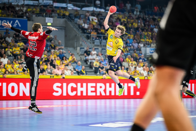 Löwen treiben Tempo-Handball auf die Spitze. Im Heimspiel-Finale gegen den HC Erlangen zelebrieren Spieler und Fans den neuen Löwen-Stil.