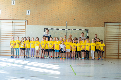 „Ich glaube, ich fange mit Handball an“: Die Rhein-Neckar Löwen machen mit der Schul-Safari Station an der Dühren-Grundschule in Sinsheim.