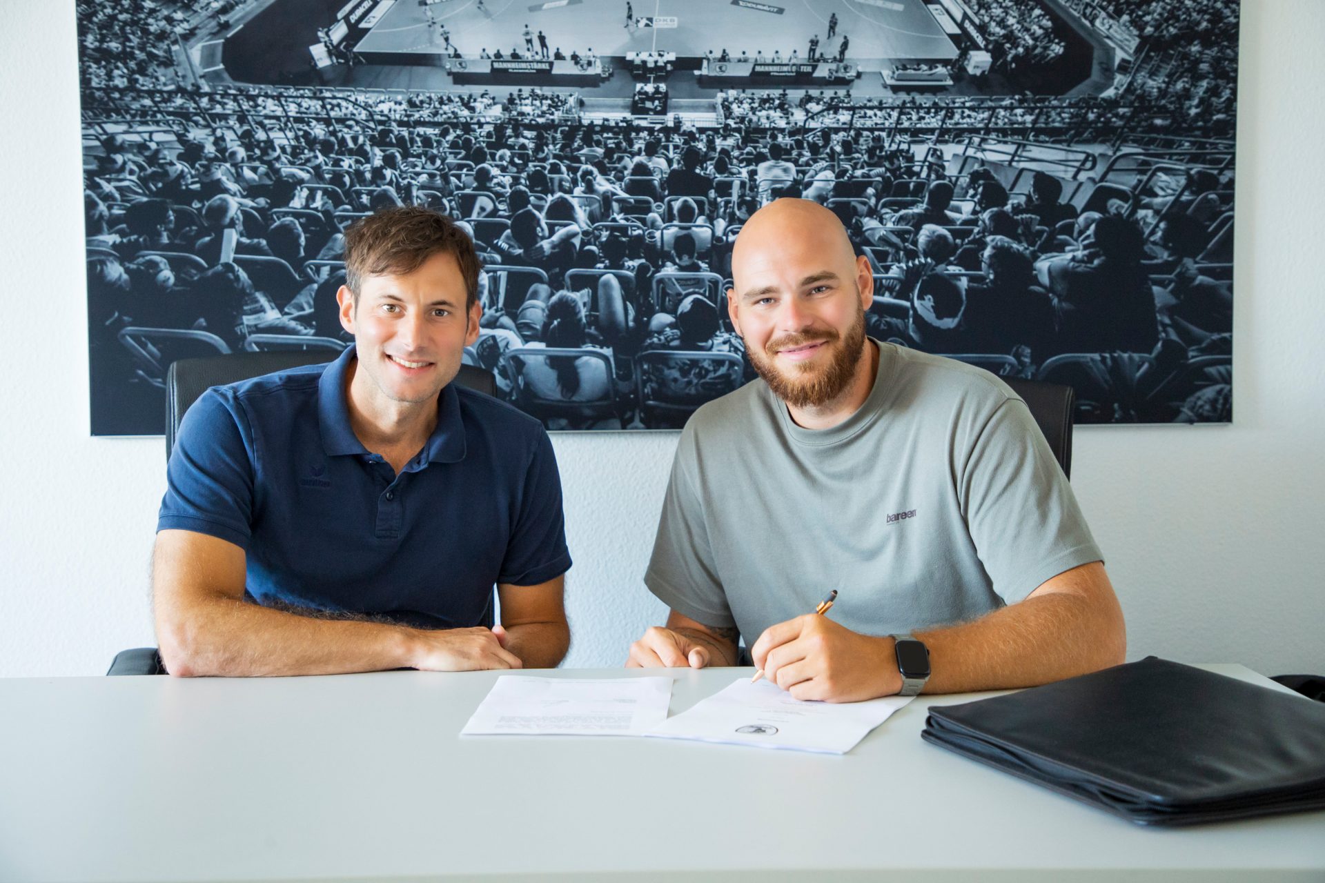 Uwe Gensheimer und Mike Jensen bei der Vertragsunterschrift