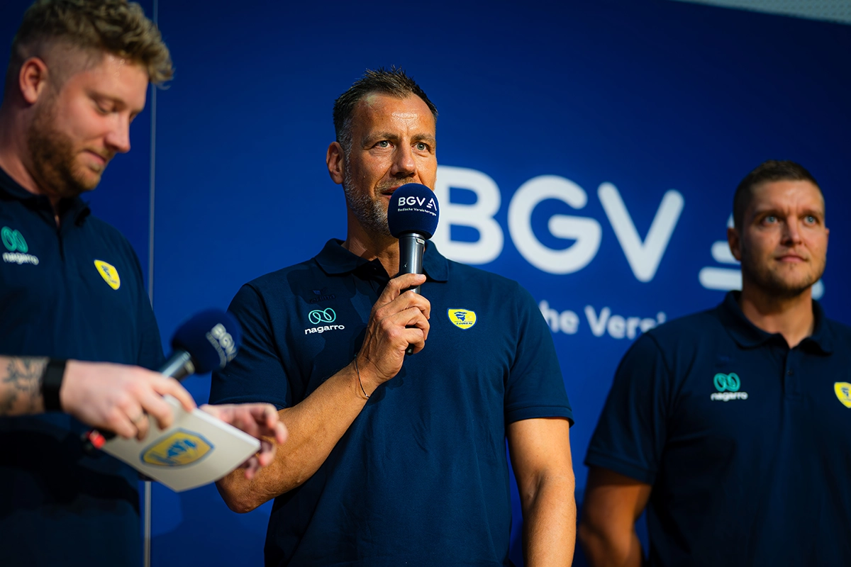 Maik Machulla bei der BGV-Saisoneröffnung am Mikrofon.