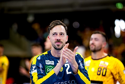 Patrick Groetzki klatscht nach dem Testspiel gegen Paris Saint-Germain.