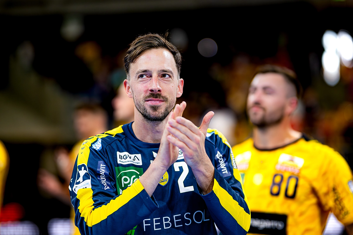 Patrick Groetzki klatscht nach dem Testspiel gegen Paris Saint-Germain
