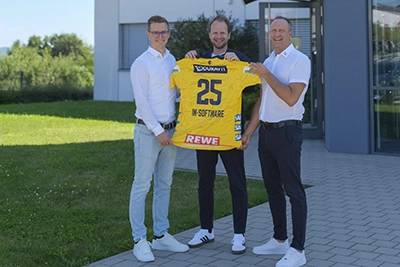 Partnermanager IN-Software Tobias Erkelenz, Rhein-Neckar Löwen Vertrieb Ivo Leonhardt und Leiter Sportmarketing IN-Software Timo Paul halten ein Trikot der Rhein-Neckar Löwen hoch.