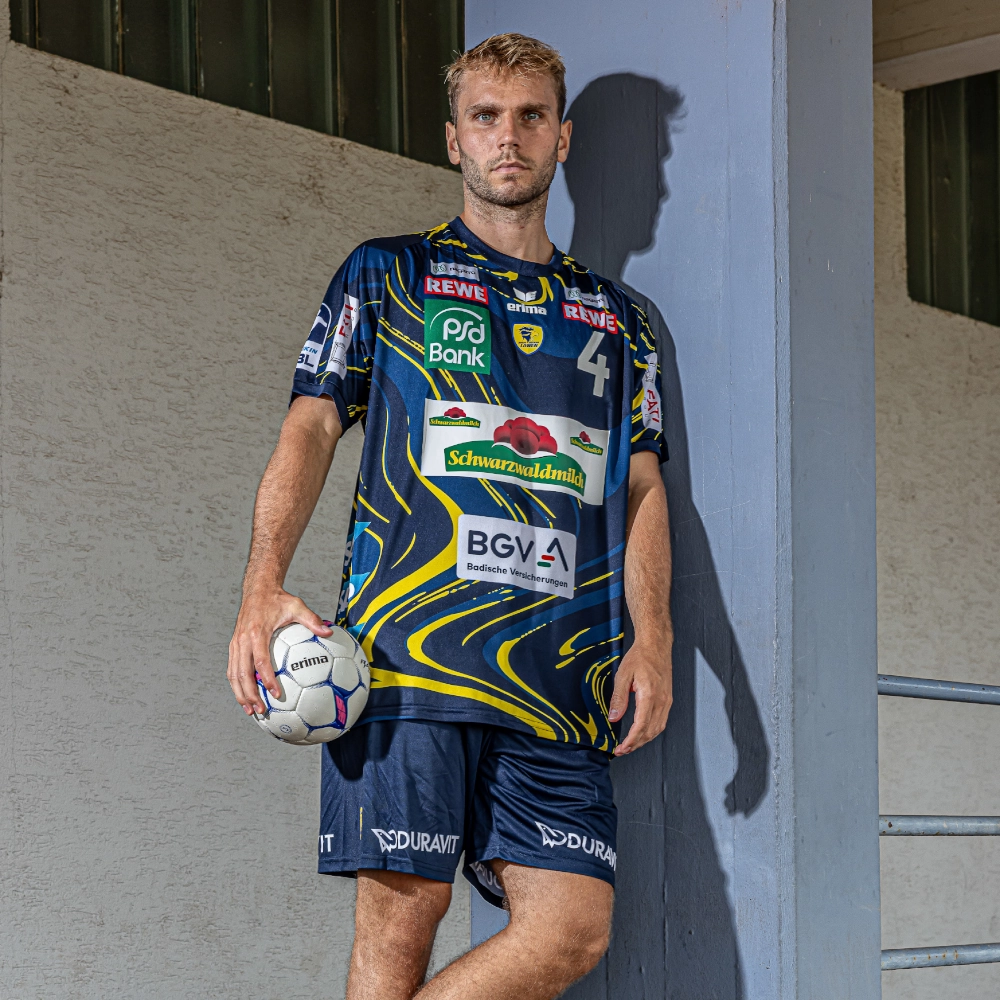 Mathias Larson präsentiert das neue Auswärtstrikot der Saison 2025-2026