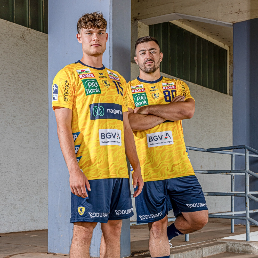 David Móré und Jannik Kohlbacher präsentieren das Heimtrikot 2025-2026