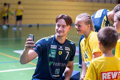 Löwen-Spieler Robert Timmermeister steht für Selfies bereit.