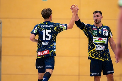 David Móré und Jannik Kohlbacher klatschen im Testspiel gegen Luzern ab.