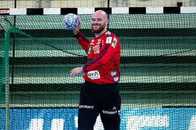 Mike Jensen mit guter Laune im Tor gegen Paris Saint-Germain.