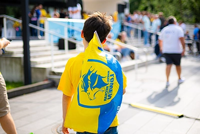 Ein junger Löwen Fan geht mit seiner Fahne über die Schulter zur BGV-Saisoneröffnung.