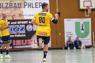 Jannik Kohlbacher jubelt im Zurücklaufen im Testspiel gegen HBW Balingen-Weilstetten.