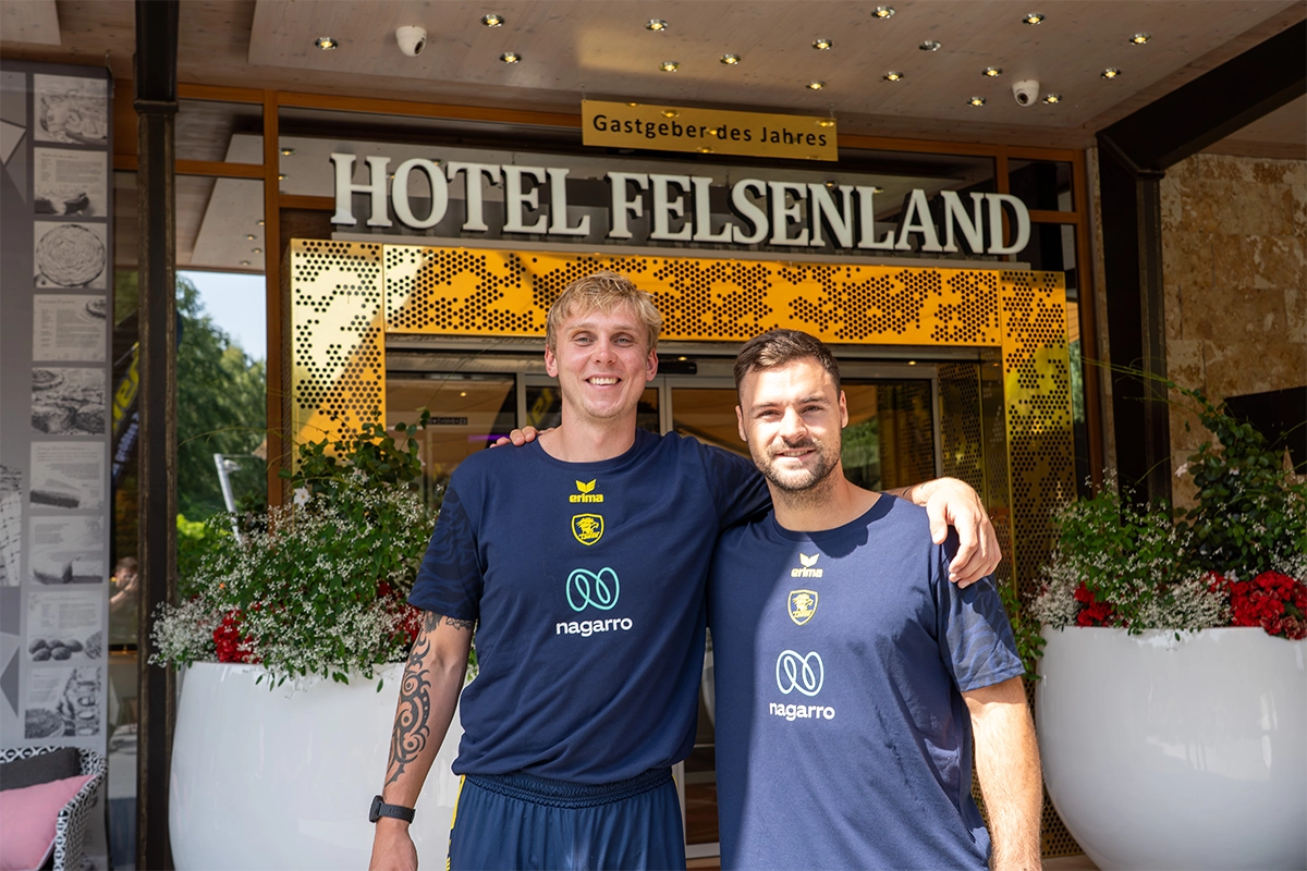 Edwin und Dani stehen vor dem EIngang des Felsenland Resort.
