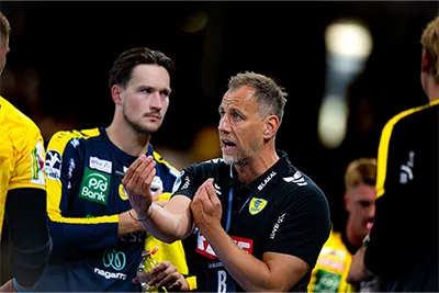 Maik Machulla coacht während einer Auszeit.