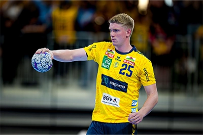 Haukur Thrastarson steht mit Ball in der Hand im neuen Trikot.