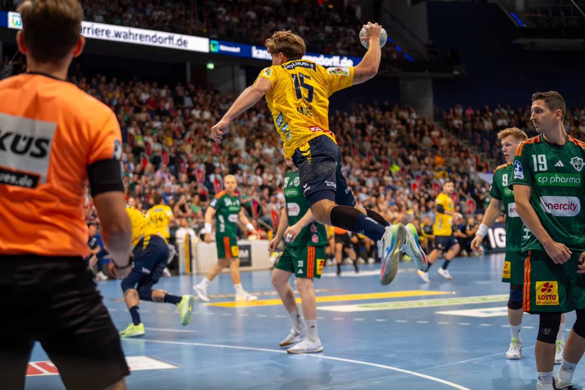 David More fliegt von Linksaußen Richtung Tor