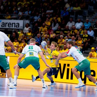 Mathias Larson mit einer Körpertäuschung zur Hand auf 6m zwischen zwei Verteidigern