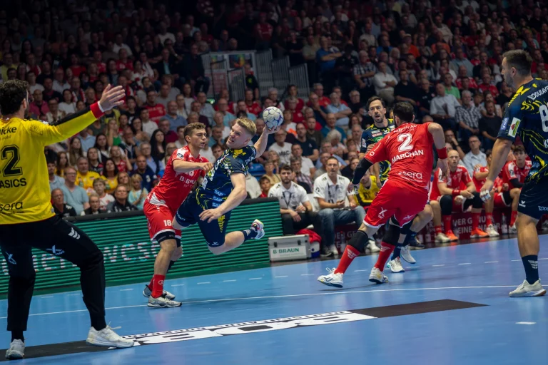 Haukur Þrastarson spingt schräg von der rechten Seite in den 6 Meter_Raum