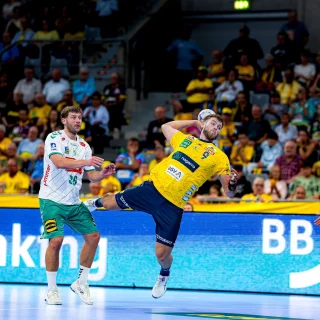 Steven Plucnar in einem Fallwurf bei 6m