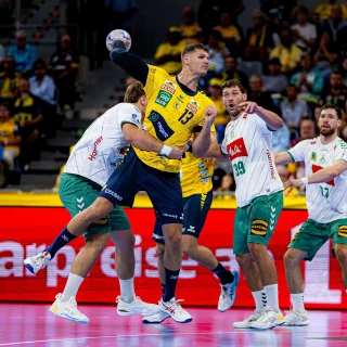 Bastian Heymann setzt sich gegen den Mindener Verteidiger durch