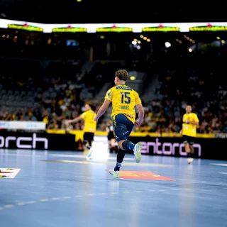 David More läuft zurück in die Abwehr nach seinem Tor