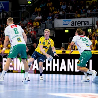 Haukur Þrastarson spielt einen schnellen Passe vor der Mindener Abwehr