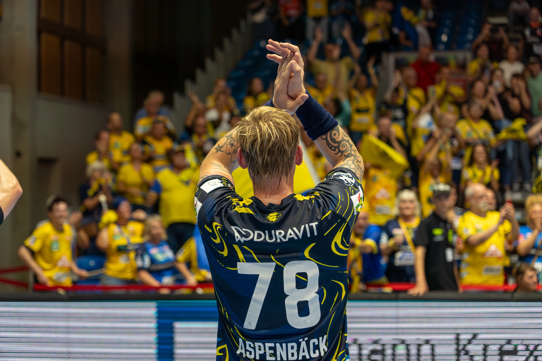 Edwin Aspenbäck jubelt der RNL Fankurve zu.