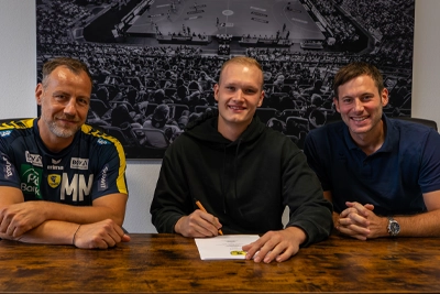David Späth, Maik Machulla und Uwe Gensheimer bei der Vertragsunterschrift.
