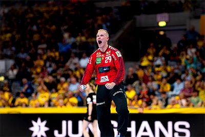David Späth jubelt über seine Parade im Heimspiel gegen GWD Minden.