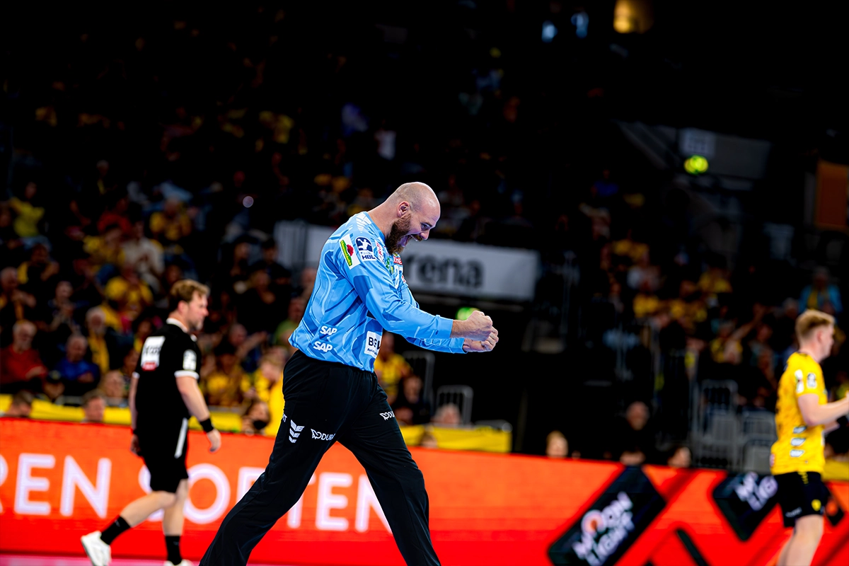 Löwen-Torwart Mike Jensen jubelt über eine Parade.
