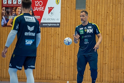 Maik Machulla spielt im Training einen Pass.