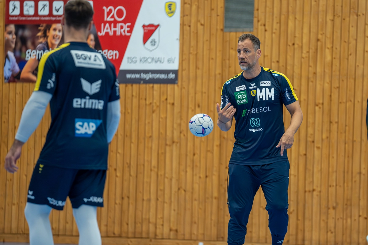 Maik Machulla spielt im Training einen Pass.