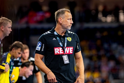 Maik Machulla an der Seitenlinie.