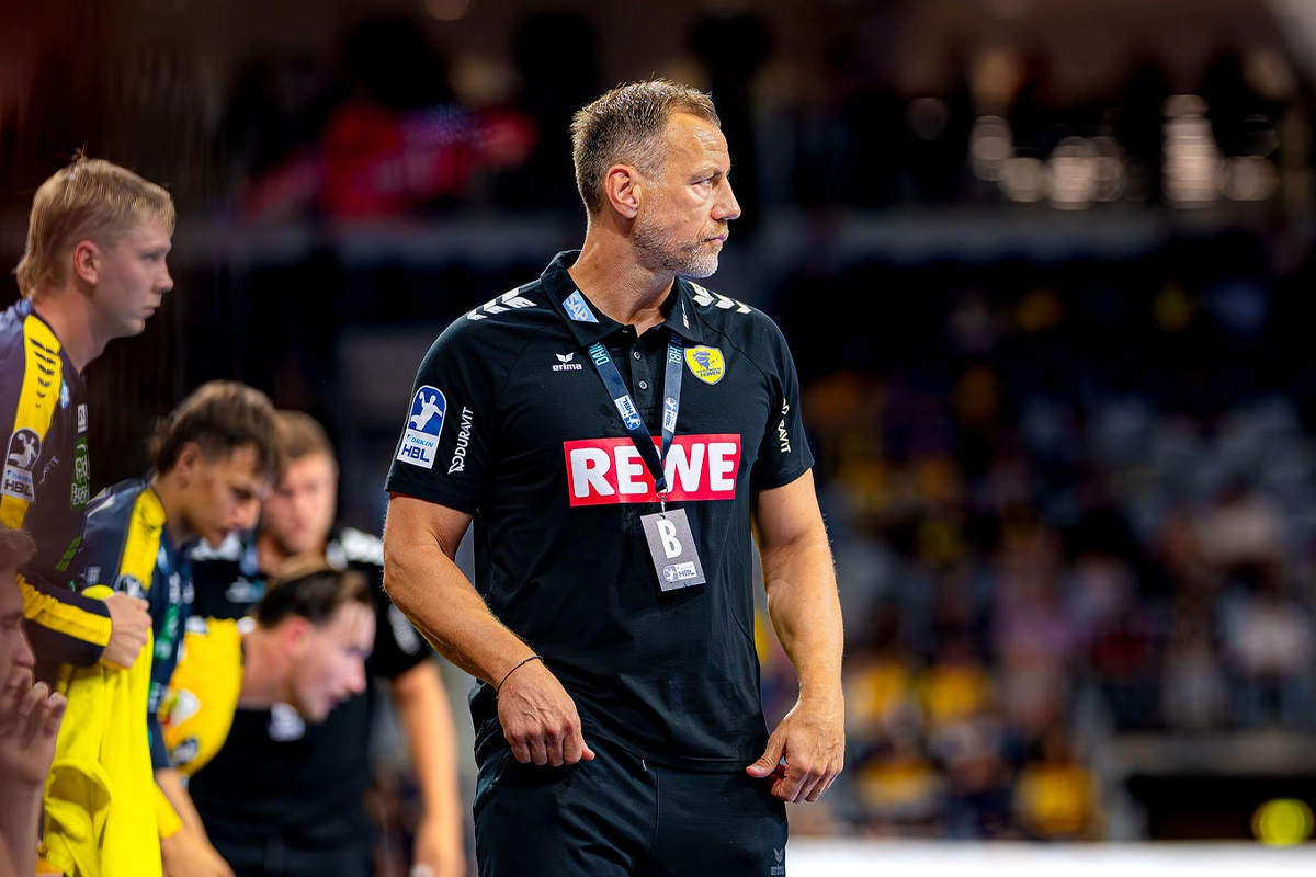 Cheftrainer Maik Machulla an der Seitenlinie.