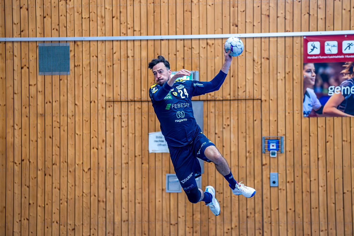 Patrick Groetzki hebt ab beim Training.