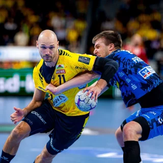 Lukas Sandell im Zweikampf gegen die Wurfhandseite