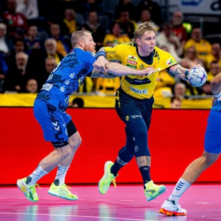 Edwin Aspenbäck möchte im Zweikampf zur Mitte