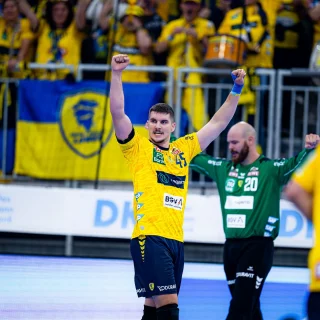 Halil Jaganjac hebt beide Fäuste in die Luft zum Jubel