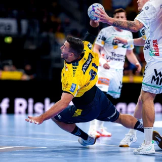 Jannik Kohlbacher versucht im Fallen zu werfen