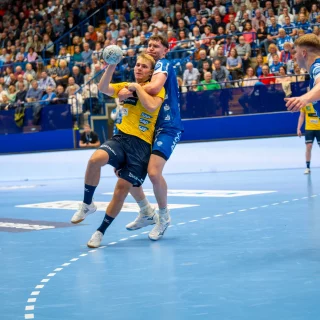 Mathias Larson wird im Zweikampf attackiert