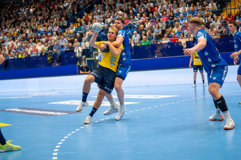 Mathias Larson wird im Zweikampf attackiert