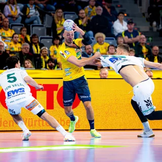 Lukas Sandell kommt an einem Verteidiger vorbei