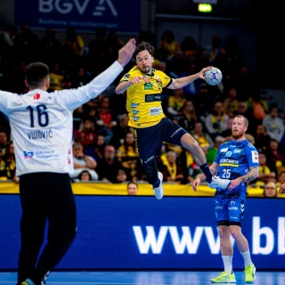 Patrick Groetzki in der Luft in Wurfbewegung von rechts außen