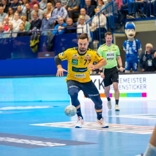 Dani Baijens prellt vor sich