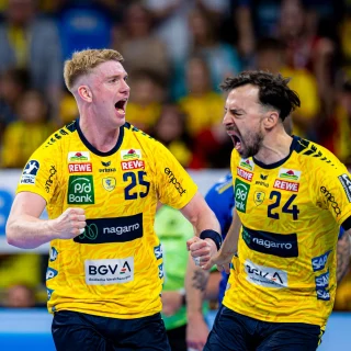 Haukur Þrastarson und Patrick Groetzki laufen gemeinsam jubelnd in die Abwehr