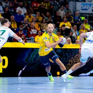 Lukas Sandell versucht die Lücke zwischen zwei Verteidigern zu attackieren