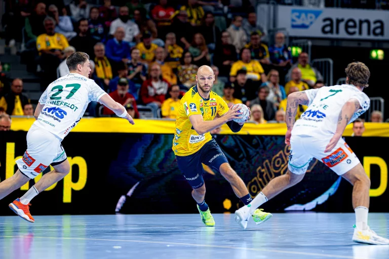 Lukas Sandell versucht die Lücke zwischen zwei Verteidigern zu attackieren