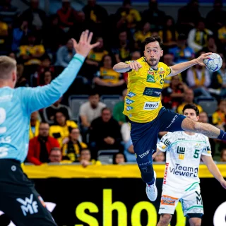 Patrick Groetzki springt von Außen ab und holt zum Wurf aus