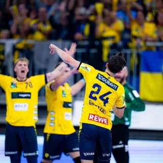 Patrick Groetzki feuert seine Mannschaft auf dem Weg nach hinten in die Abwehr an